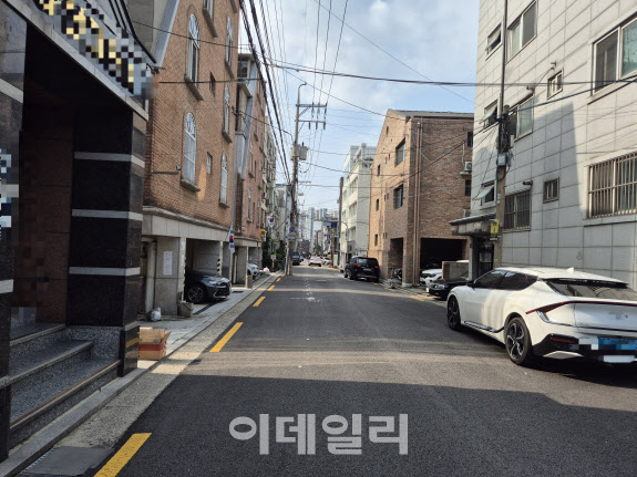 "월 55만원에 반지하라니"…개강 앞둔 대학생들 `울상`
