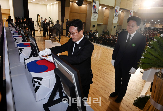 [포토]독립유공자 6명에 대한 유해 봉환식에서 건국훈장 헌정하는 김민석 총리