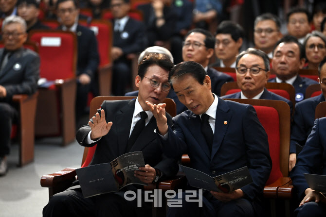 [포토]이야기 나누는 김민석 총리-권오을 보훈부 장관