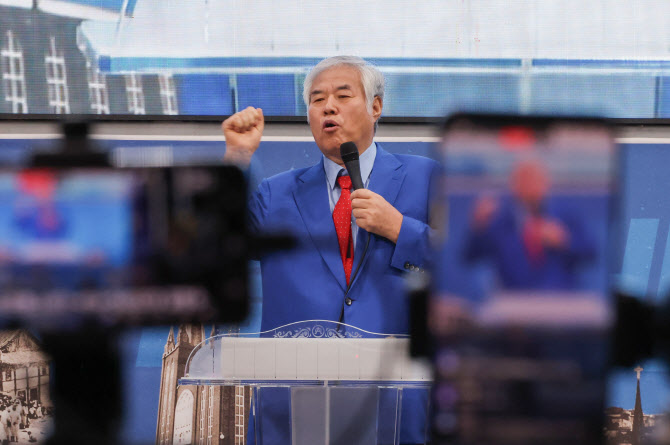 `法 폭동 배후` 의혹 전광훈…"가스라이팅? 설교에 감동 받은 것"