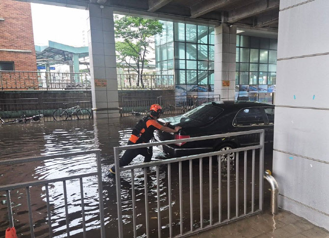 집중호우로 인천 난리, 전철역·도로 침수…박촌역 복구