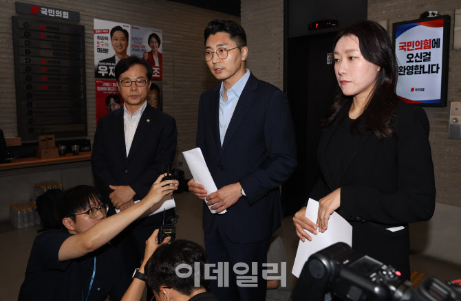 [포토]당사 압수수색 관련 입장 밝히는 박준태 의원