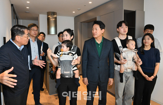 [포토]관계자 미리내집 설명 듣는 오세훈 시장