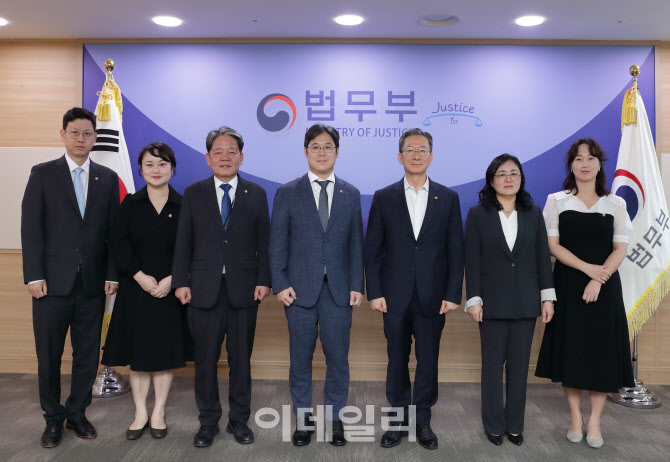 [포토]법무장관, 변협회장 면담…검찰개혁·변호사제도 논의