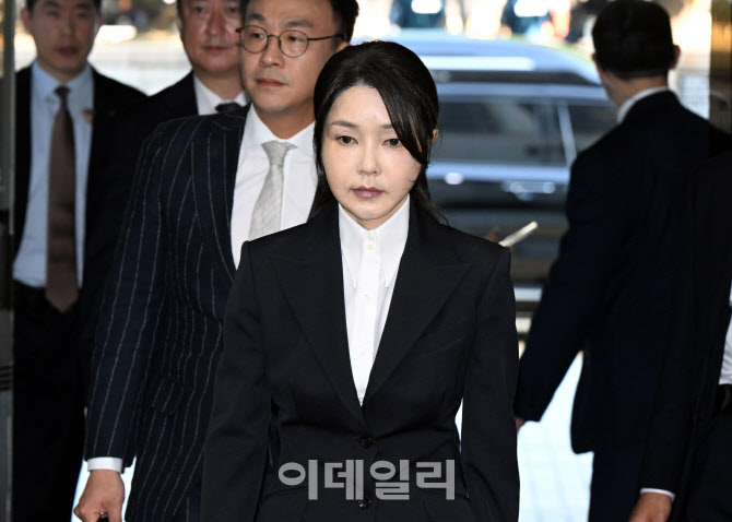 외신 "강력했던 전 영부인이 매트리스만 깔린 독방으로"