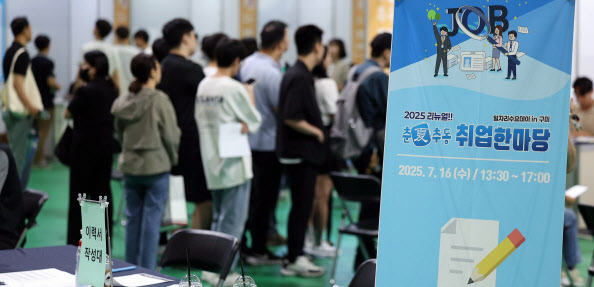 7월 취업자 17.1만명↑…제조·건설업 부진 속 취업자 전망치 상향되나 (종합)
