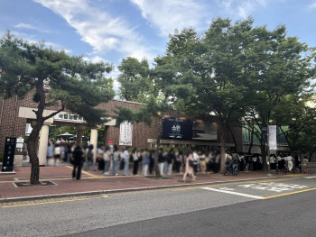 뮤지컬 '쇼맨' 굿즈 품절 대란…'NFC 키링' 동났다