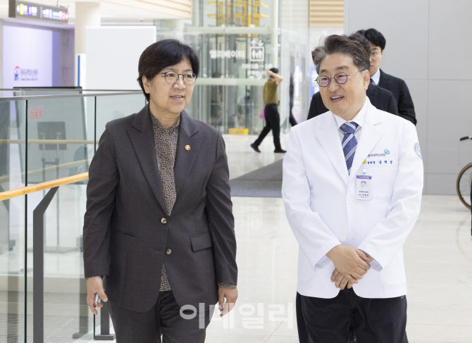 충북대병원 방문한 정은경 장관…"지역·필수·공공의료 강화"