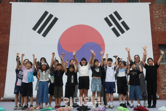 [포토]대한독립만세 외치는 아이들