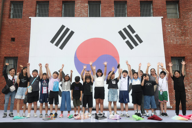 [포토]광복절 하루 앞두고 대한독립만세 외치는 아이들