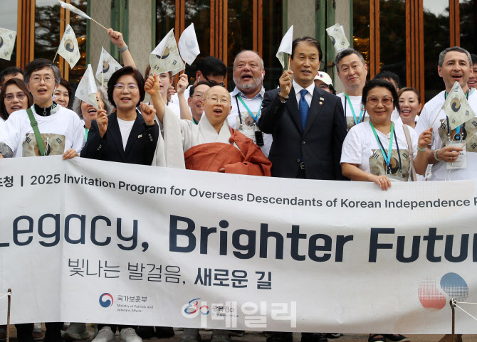 [포토] 권오을 보훈부 장관, 독립유공자와 만세삼창