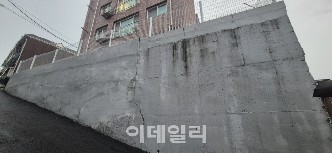 수원서 준공 5년 안 된 건물 옹벽에 균열..주민 55명 긴급대피