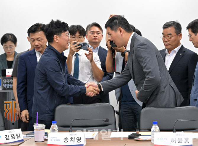 [포토]인사 나누는 김영훈 고용부 장관-허윤홍 GS건설 대표