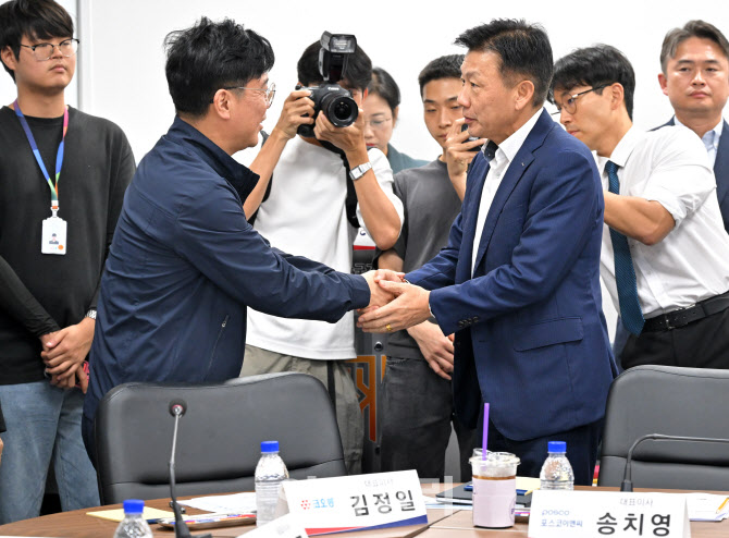 [포토]인사 나누는 김영훈 고용부 장관-송치영 포스코이앤씨 대표
