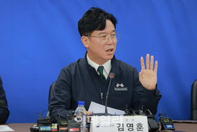 [포토]중대재해 근절을 위한 건설사 간담회에서 발언하는 김영훈 장관