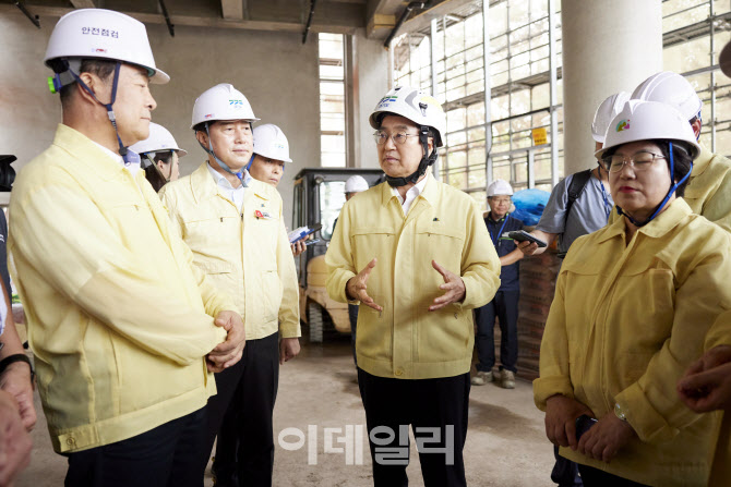 김동연 "일터에서 돌아오지 못하는 노동자 더는 없도록 하겠다"