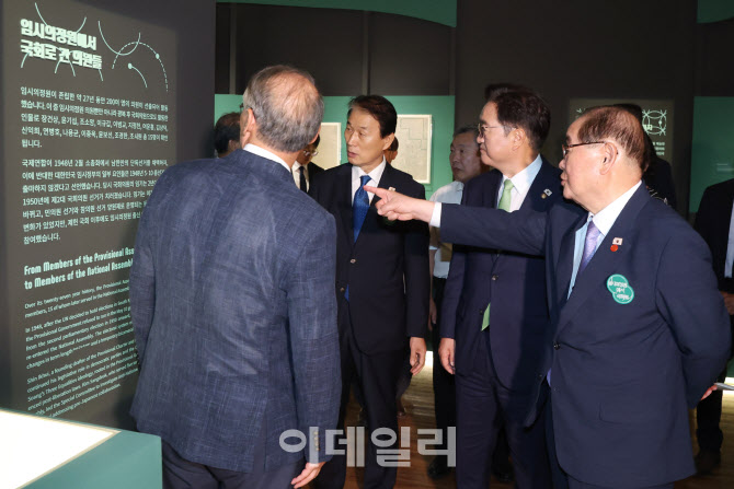 [포토]'임시의정원에서 국회로' 관람하는 내빈들