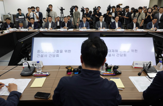 노동장관, 20대 건설사 CEO 소집해 "사망사고 진짜 원인 규명해야"