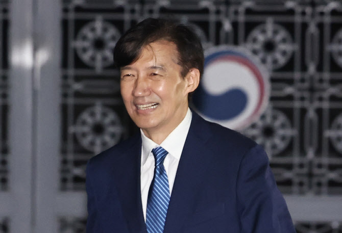 미소 지으며 구치소 나오는 조국