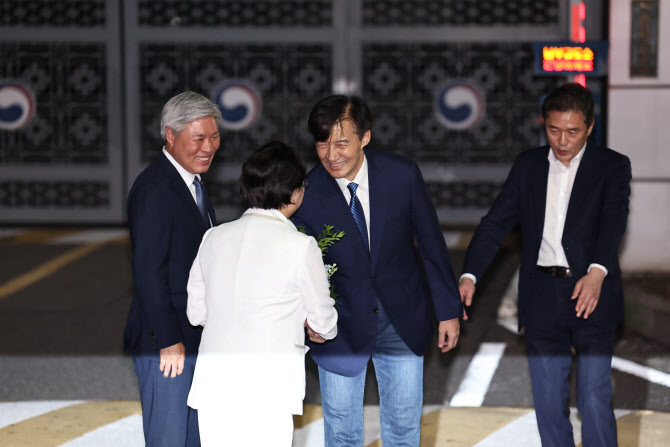 김선민 대표와 인사 나누는 조국