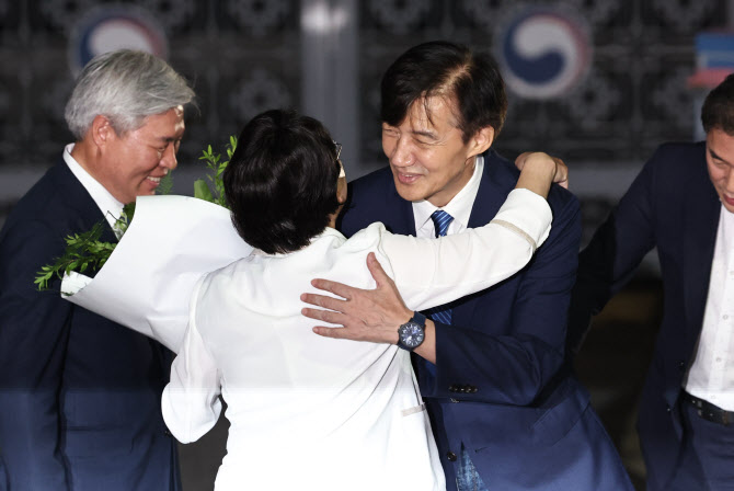 김선민 조국혁신당 대표와 인사 나누는 조국