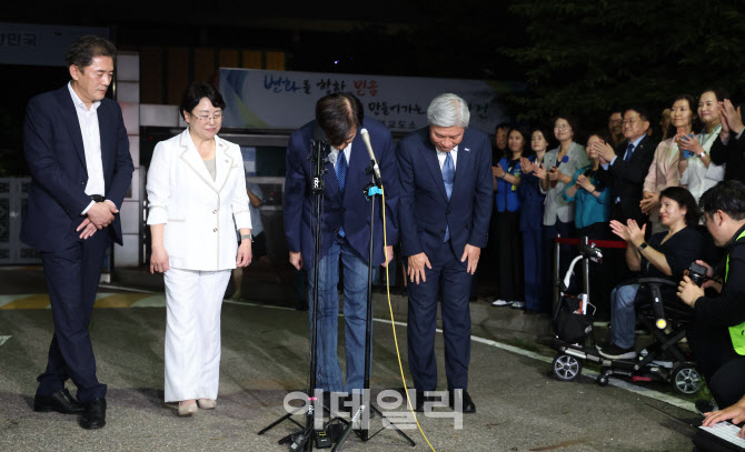 [포토]광복절 특사, '허리숙여 인사하는 조국'
