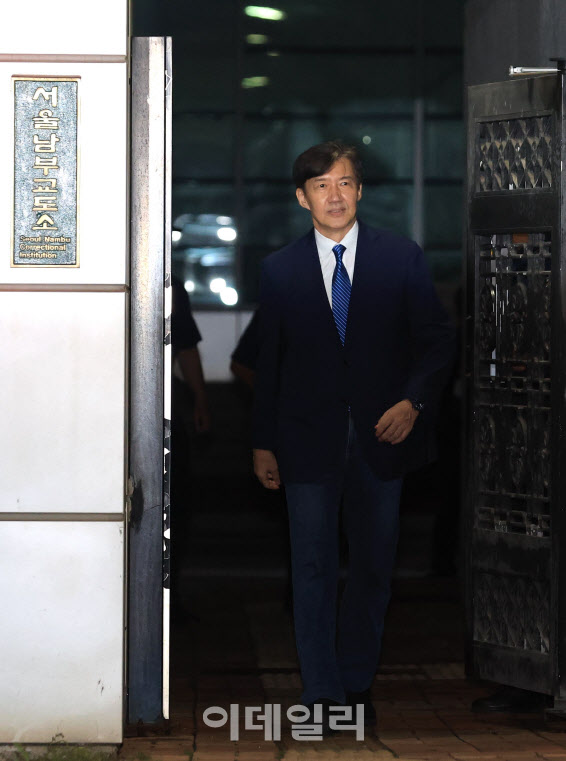 조국, 15일 0시 출소…"李정부 성공·국힘 심판에 힘 쏟겠다"(상보)