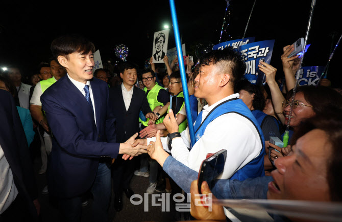 [포토]광복절 특별사면, '지지자들과 인사하는 조국'