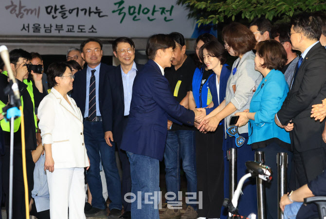 [포토]조국, '조국혁신당 의원들과 반갑게 인사'