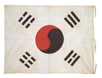 찢어지고 빛바래도…광복 80주년 맞아 더 특별한 태극기