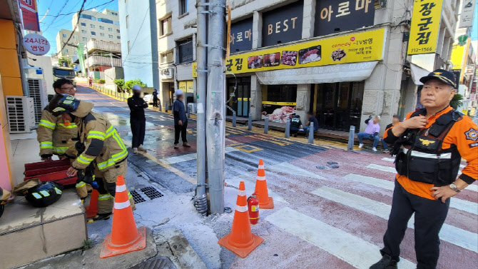 덤프트럭이 전봇대 '꽝!'…390여 가구·대형호텔 정전