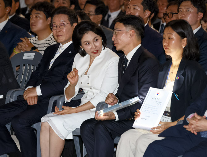 "李대통령 일 잘하신다"...이국종, 방시혁 등 국민임명식 '눈길'
