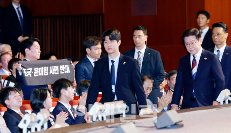 與 “‘安, 광복절 기념식서 정치쇼”
