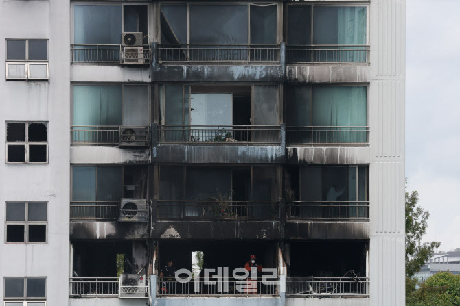 [포토]아파트 화재로 사망 2명, 부상 13명 인명피해