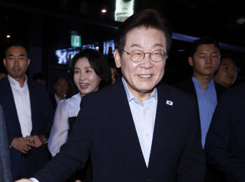 李대통령 부부, 시민들과 영화 ‘독립군’ 관람