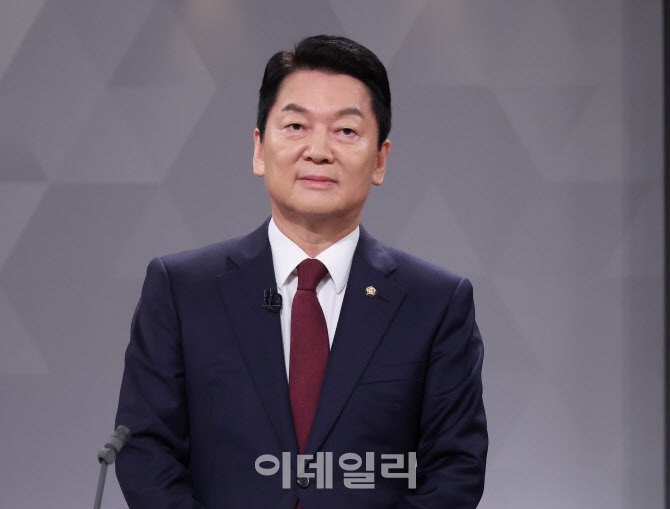 [포토]국민의힘 당대표 후보자 TV토론회 기다리는 안철수