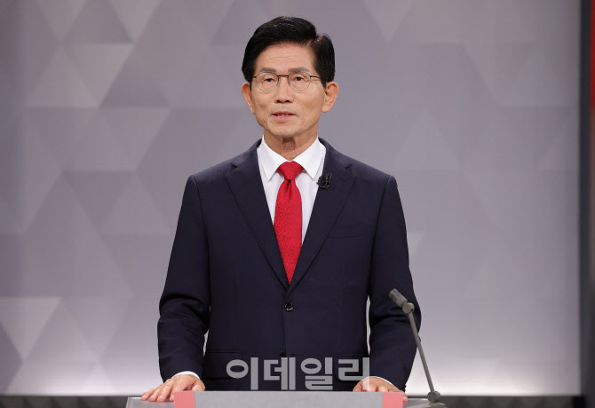 [포토]국민의힘 당대표 후보자 TV토론회 기다리는 김문수