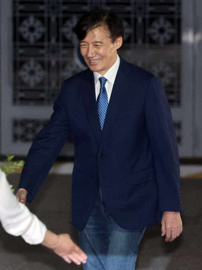 조국, 내일 DJ묘역 참배..정치 복귀 본격화