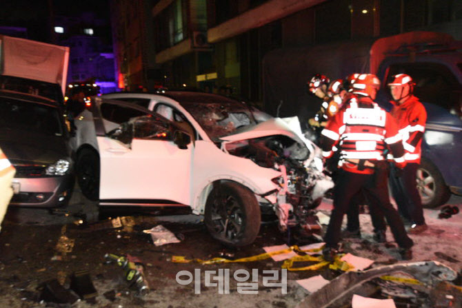 서울 상도동서 대리기사 몰던 차 건물 돌진…조수석 차주 사망