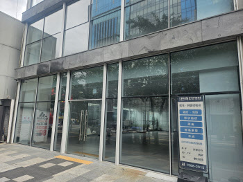 "공실 천지인데 임대료 꿈쩍 않는다"…벼랑 끝 신촌 가보니[르포]