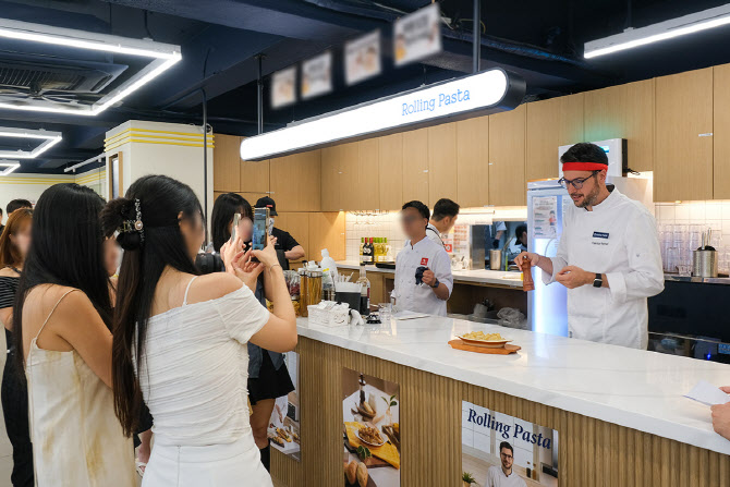 롤링파스타, 파브리 셰프 신메뉴 시식회 개최