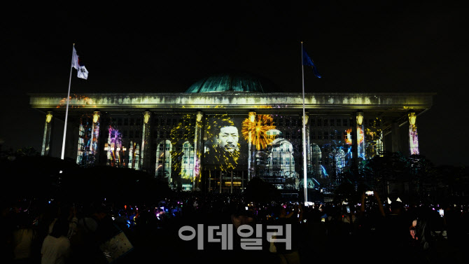 닷밀, 광복80년 전야제 미디어파사드로 감동 선사