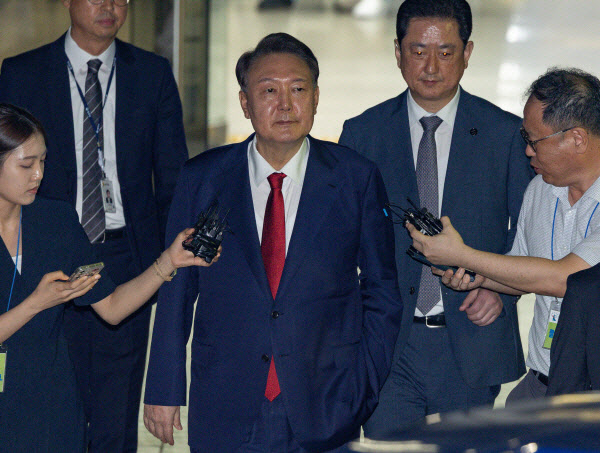 尹, '내란 수괴' 재판 불출석…오늘 궐석재판 진행
