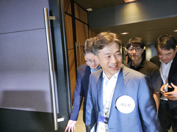 SK하이닉스 곽노정 “냅킨 아끼던 회사, HBM 1위로…‘수펙스’가 원동력”