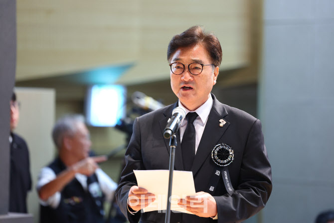 [포토] 김대중 전 대통령 추모하는 우원식 국회의장