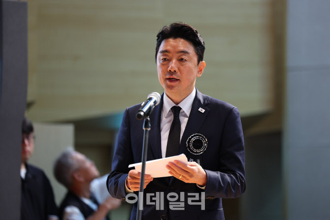 [포토] 이재명 대통령 추모사 대독하는 강훈식 실장