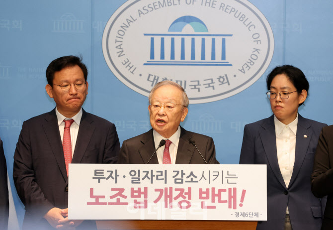 [포토]노조법 개정안 수정 촉구 기자회견에서 발언하는 손경식 경총 회장