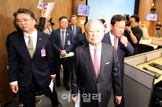 [포토]노조법 2·3조 개정 운동본부 관계자들 항의 받는 경제6단체