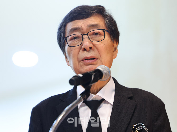 [포토] 유족인사하는 김홍업 김대중평화센터 이사장