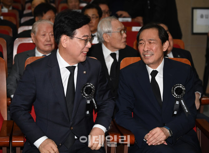 [포토] 대화하는 국민의힘 비대위원장과 정무수석